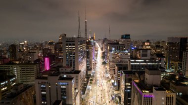 Av 'ın havadan görünüşü. Sao Paulo 'daki Paulista, SP. Başkentin ana caddesi. Gece fotoğraf, araba ışıkları..