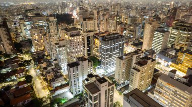 Av 'ın havadan görünüşü. Sao Paulo 'daki Paulista, SP. Başkentin ana caddesi. Gece fotoğraf, araba ışıkları..