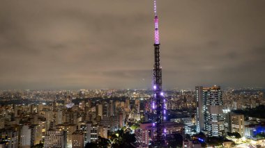 Av 'ın havadan görünüşü. Sao Paulo 'daki Paulista, SP. Başkentin ana caddesi. Gece fotoğraf, araba ışıkları..