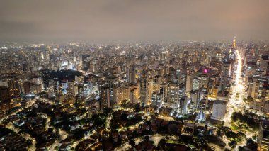 Av 'ın havadan görünüşü. Sao Paulo 'daki Paulista, SP. Başkentin ana caddesi. Gece fotoğraf, araba ışıkları..