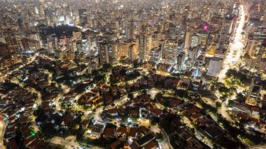 Av 'ın havadan görünüşü. Sao Paulo 'daki Paulista, SP. Başkentin ana caddesi. Gece fotoğraf, araba ışıkları..