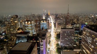 Av 'ın havadan görünüşü. Sao Paulo 'daki Paulista, SP. Başkentin ana caddesi. Gece fotoğraf, araba ışıkları..