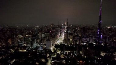 Av 'ın havadan görünüşü. Sao Paulo 'daki Paulista, SP. Başkentin ana caddesi. Gece fotoğraf, araba ışıkları.