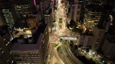 Av 'ın havadan görünüşü. Sao Paulo 'daki Paulista, SP. Başkentin ana caddesi. Gece fotoğraf, araba ışıkları.