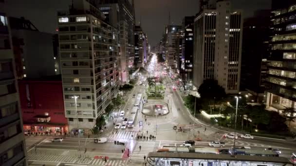 Av的空中视图 圣保罗的Paulista 首都的主要道路 照片在晚上 与车灯 — 图库视频影像