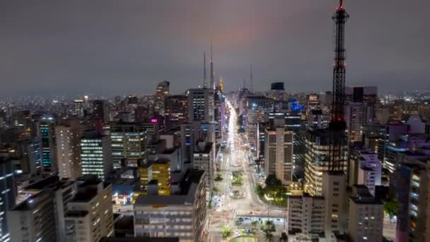 Av的航空摄影技术的崩溃 圣保罗的Paulista 首都的主要道路 照片在晚上 与车灯 — 图库视频影像