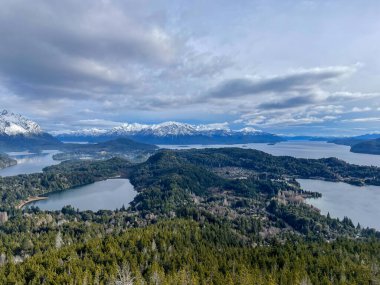 Güzel kar dağları ve Bariloche Arjantin 'de mavi gökyüzü olan bir göl Circuito Chico Patagonia' da muhteşem bir panoramik manzara.
