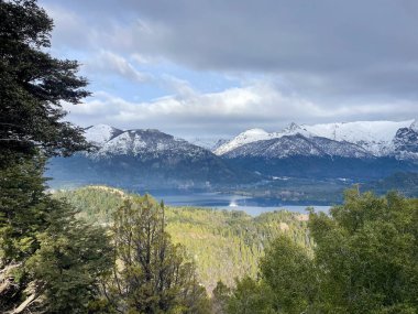 Güzel kar dağları ve Bariloche Arjantin 'de mavi gökyüzü olan bir göl Circuito Chico Patagonia' da muhteşem bir panoramik manzara.