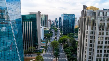 Avenida Brigadeiro Faria Lima, Itaim Bibi 'nin hava görüntüsü. Arka planda ikonik ticari binalar. Aynalı camla.