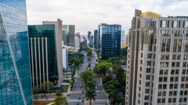 Avenida Brigadeiro Faria Lima, Itaim Bibi 'nin hava görüntüsü. Arka planda ikonik ticari binalar. Aynalı camla.