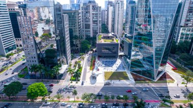 Avenida Brigadeiro Faria Lima, Itaim Bibi 'nin hava görüntüsü. Arka planda ikonik ticari binalar. Aynalı camla.
