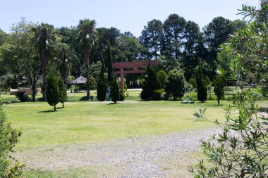 Brezilya 'nın Sao Paulo eyaletinin Jundiai şehrinde yer alan Park da Cidade. Barajı olan bir park.