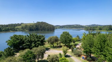 Brezilya 'nın Sao Paulo kentindeki Jundiai şehrindeki Parque da Cidade' nin hava manzarası. Barajı olan bir park