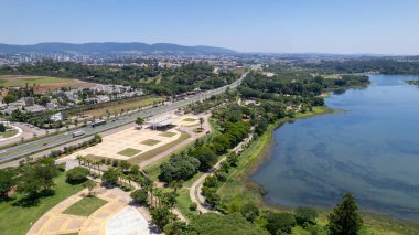 Brezilya 'nın Sao Paulo kentindeki Jundiai şehrindeki Parque da Cidade' nin hava manzarası. Barajı olan bir park