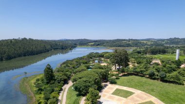 Brezilya 'nın Sao Paulo kentindeki Jundiai şehrindeki Parque da Cidade' nin hava manzarası. Barajı olan bir park