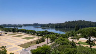 Brezilya 'nın Sao Paulo kentindeki Jundiai şehrindeki Parque da Cidade' nin hava manzarası. Barajı olan bir park