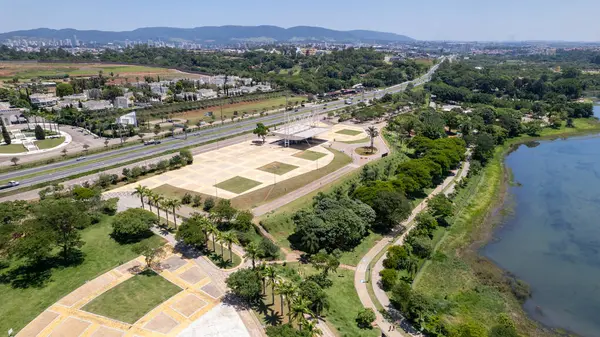 Brezilya 'nın Sao Paulo kentindeki Jundiai şehrindeki Parque da Cidade' nin hava manzarası. Barajı olan bir park