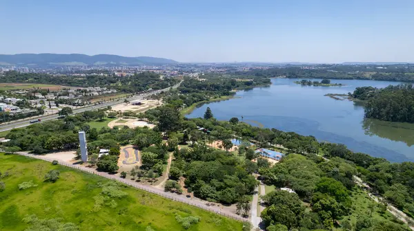 Brezilya 'nın Sao Paulo kentindeki Jundiai şehrindeki Parque da Cidade' nin hava manzarası. Barajı olan bir park