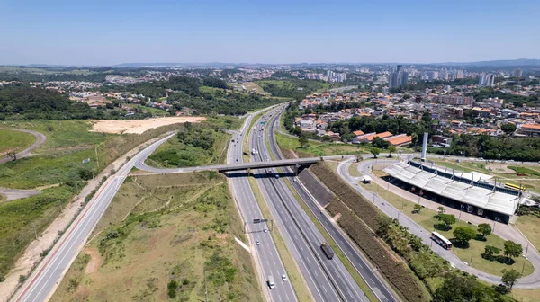 Brezilya 'nın Sao Paulo kentindeki Jundiai şehrindeki Anhanguera yolu. Hava görünümü.