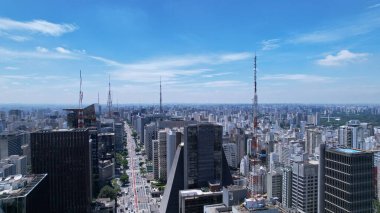 Brezilya, Sao Paulo 'daki Avenida Paulista' nın hava görüntüsü. Şehirde çok ünlü bir caddedir. Yüksek binalar ve birçok konut..