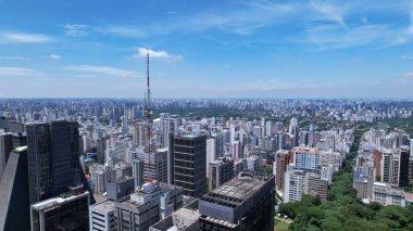 Brezilya, Sao Paulo 'daki Avenida Paulista' nın hava görüntüsü. Şehirde çok ünlü bir caddedir. Yüksek binalar ve birçok konut..
