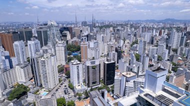 Brezilya, Sao Paulo 'daki Avenida Paulista' nın hava görüntüsü. Şehirde çok ünlü bir caddedir. Yüksek binalar ve birçok konut..