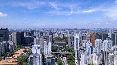 Brezilya, Sao Paulo 'daki Avenida Paulista' nın hava görüntüsü. Şehirde çok ünlü bir caddedir. Yüksek binalar ve birçok konut..