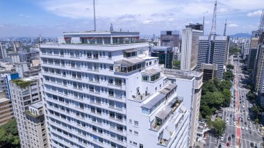 Brezilya, Sao Paulo 'daki Avenida Paulista' nın hava görüntüsü. Şehirde çok ünlü bir caddedir. Yüksek binalar ve birçok konut..