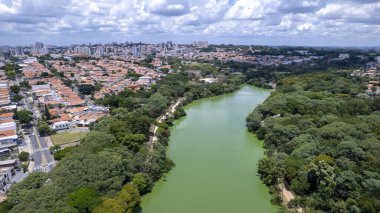 Campinas, Sao Paulo 'daki Taquaral Park' ın hava manzarası. Arka planda, Cambui mahallesi..