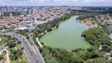 Campinas, Sao Paulo 'daki Taquaral Park' ın hava manzarası. Arka planda, Cambui mahallesi..