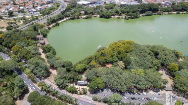 Campinas, Sao Paulo 'daki Taquaral Park' ın hava manzarası. Arka planda, Cambui mahallesi..