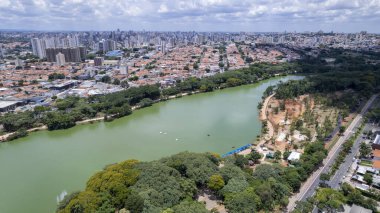 Campinas, Sao Paulo 'daki Taquaral Park' ın hava manzarası. Arka planda, Cambui mahallesi..