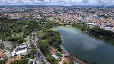 Campinas, Sao Paulo 'daki Taquaral Park' ın hava manzarası. Arka planda, Cambui mahallesi..