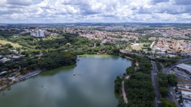 Campinas, Sao Paulo 'daki Taquaral Park' ın hava manzarası. Arka planda, Cambui mahallesi..
