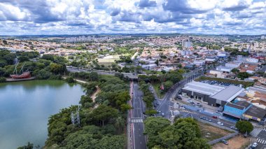 Campinas, Sao Paulo 'daki Taquaral Park' ın hava manzarası. Arka planda, Cambui mahallesi..