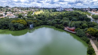 Campinas, Sao Paulo 'daki Taquaral Park' ın hava manzarası. Arka planda, Cambui mahallesi..