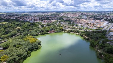 Campinas, Sao Paulo 'daki Taquaral Park' ın hava manzarası. Arka planda, Cambui mahallesi..