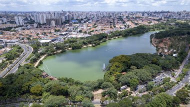Campinas, Sao Paulo 'daki Taquaral Park' ın hava manzarası. Arka planda, Cambui mahallesi..
