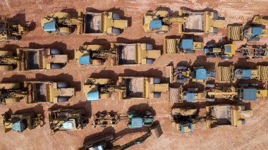 İnşaat için birkaç toprak hareket eden sıkıştırma makinesinin hava görüntüsü