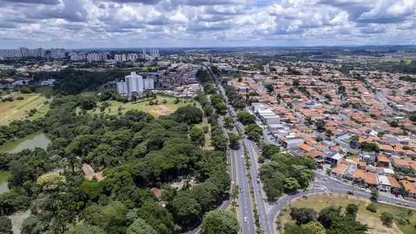 Campinas, Sao Paulo 'daki Taquaral Park' ın hava manzarası. Arka planda, Cambui mahallesi..