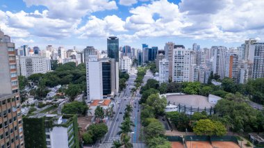 Avenida Brigadeiro Faria Lima, Itaim Bibi 'nin hava görüntüsü. Arka planda ikonik ticari binalar