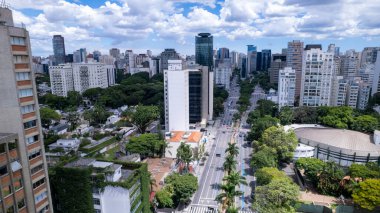 Avenida Brigadeiro Faria Lima, Itaim Bibi 'nin hava görüntüsü. Arka planda ikonik ticari binalar