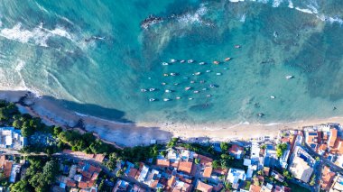 Brezilya, Rio Grande do Norte, Tibau do Sul 'daki Pipa plajının hava manzarası. Üst manzara balıkçı tekneleri.