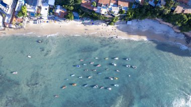 Brezilya, Rio Grande do Norte, Tibau do Sul 'daki Pipa plajının hava manzarası. Üst manzara balıkçı tekneleri.