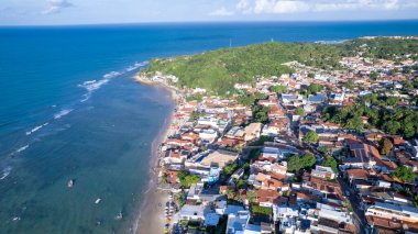 Tibau do Sul, Rio Grande do Norte, Brezilya 'daki Pipa plajının hava manzarası.