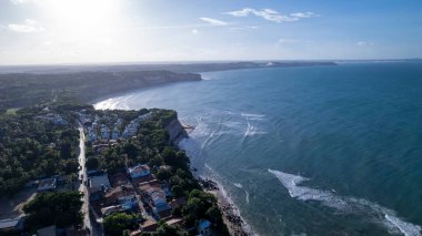 Tibau do Sul, Rio Grande do Norte, Brezilya 'daki Pipa plajının hava manzarası.