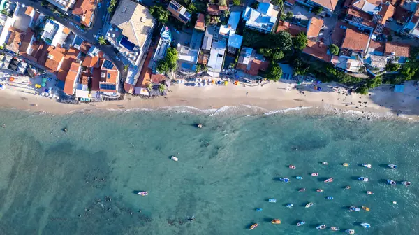 Brezilya, Rio Grande do Norte, Tibau do Sul 'daki Pipa plajının hava manzarası. Üst manzara balıkçı tekneleri.