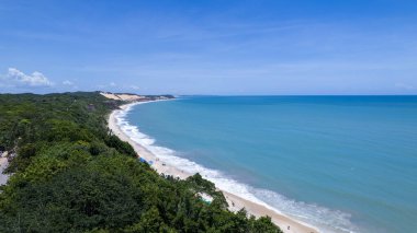 Pipa, Natal, Rio Grande do Norte, Brezilya 'daki Madeiro sahilinin havadan görünüşü.