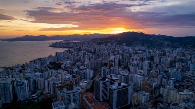 Florianopolis, Santa Catarina, Brezilya 'daki Avenida Beira Mar' ın hava görüntüsü. Gün doğumunda
