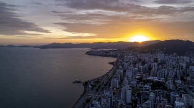 Florianopolis, Santa Catarina, Brezilya 'daki Avenida Beira Mar' ın hava görüntüsü. Gün doğumunda